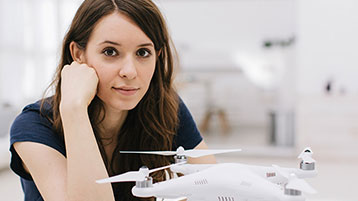 Junge Frau mit Drohne