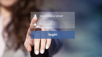 Hand bedient Touchscreen, wählt Menüpunkt Username or email