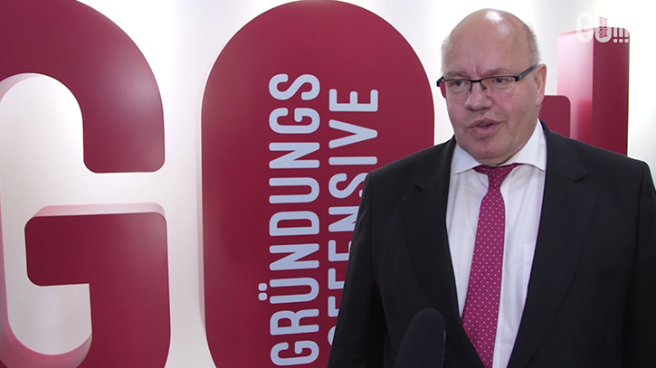 Wirtschaftsminister Peter Altmaier vor Logo der GründungsOffensive Wirtschaftsminister Peter Altmaier vor Logo der GründungsOffensive