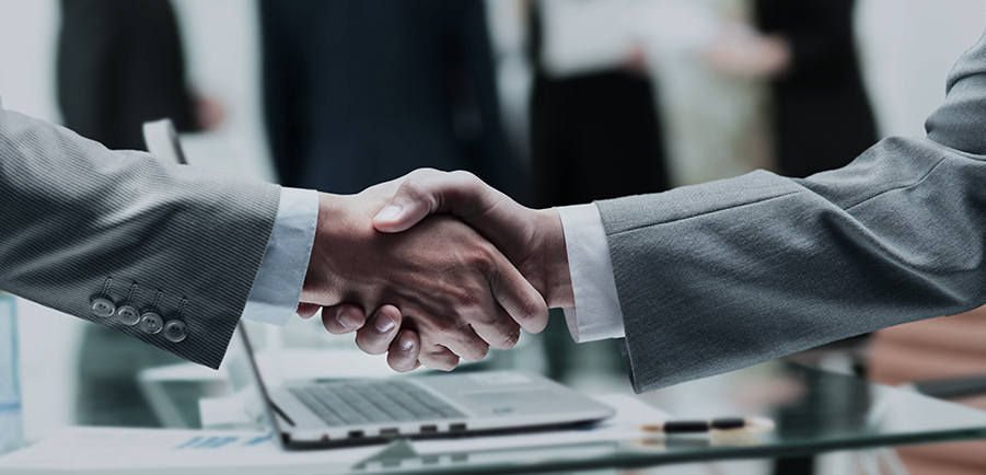 Zwei Personen schütteln sich die Hände. Zwei Personen schütteln sich die Hände.