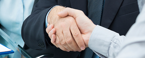 Männerhände beim Handschlag. Männerhände beim Handschlag.